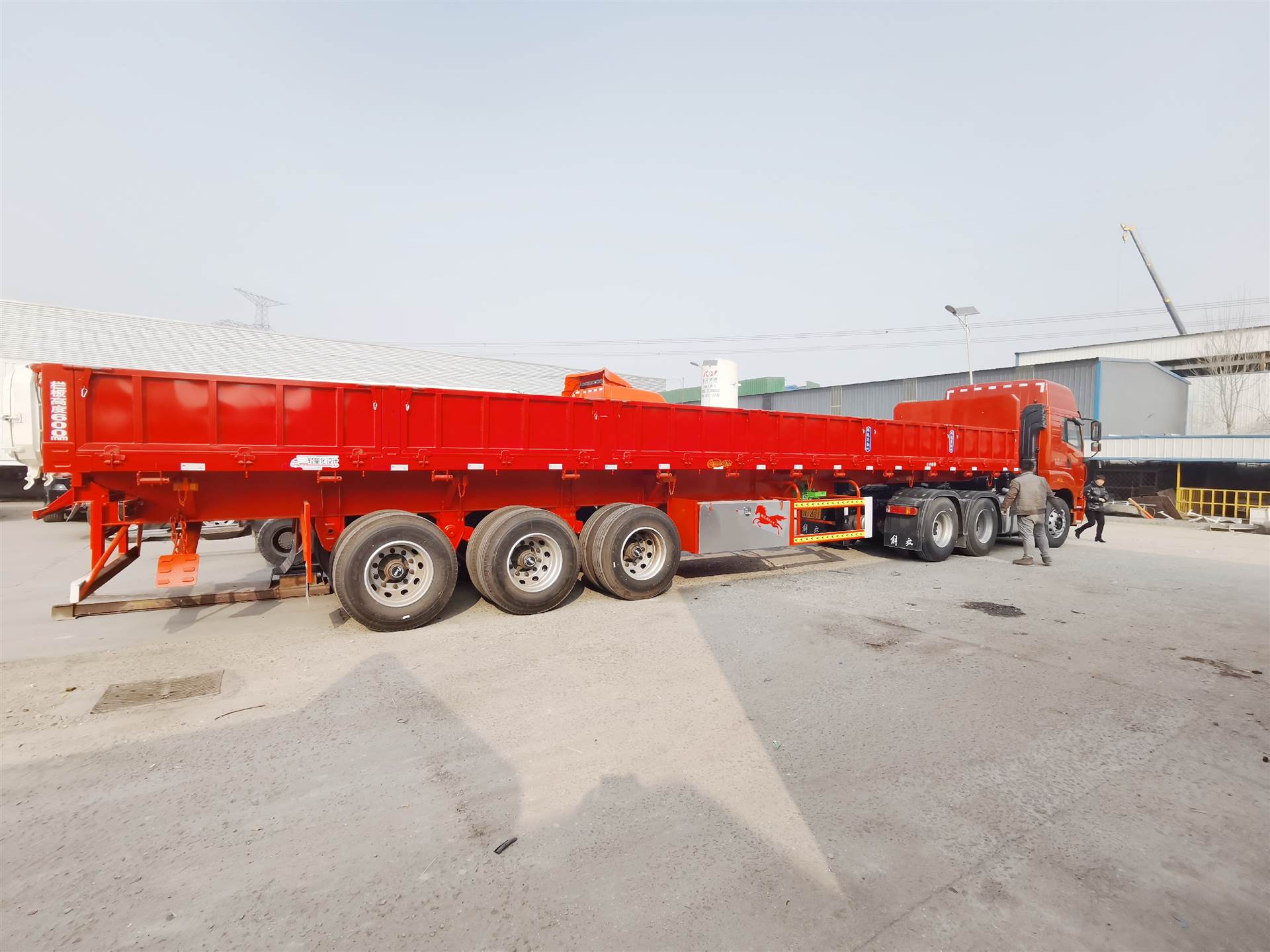 13米侧翻自卸半挂车配置图