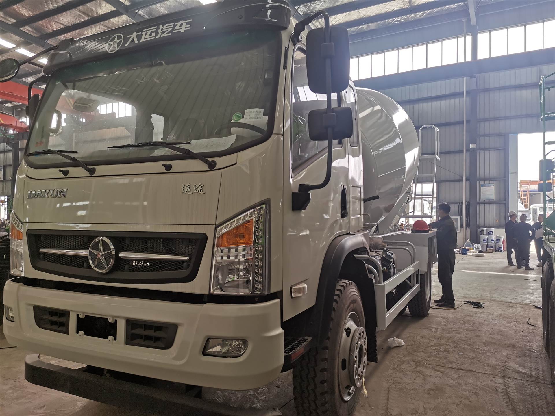 买轻量化三桥10方搅拌车价格一览表