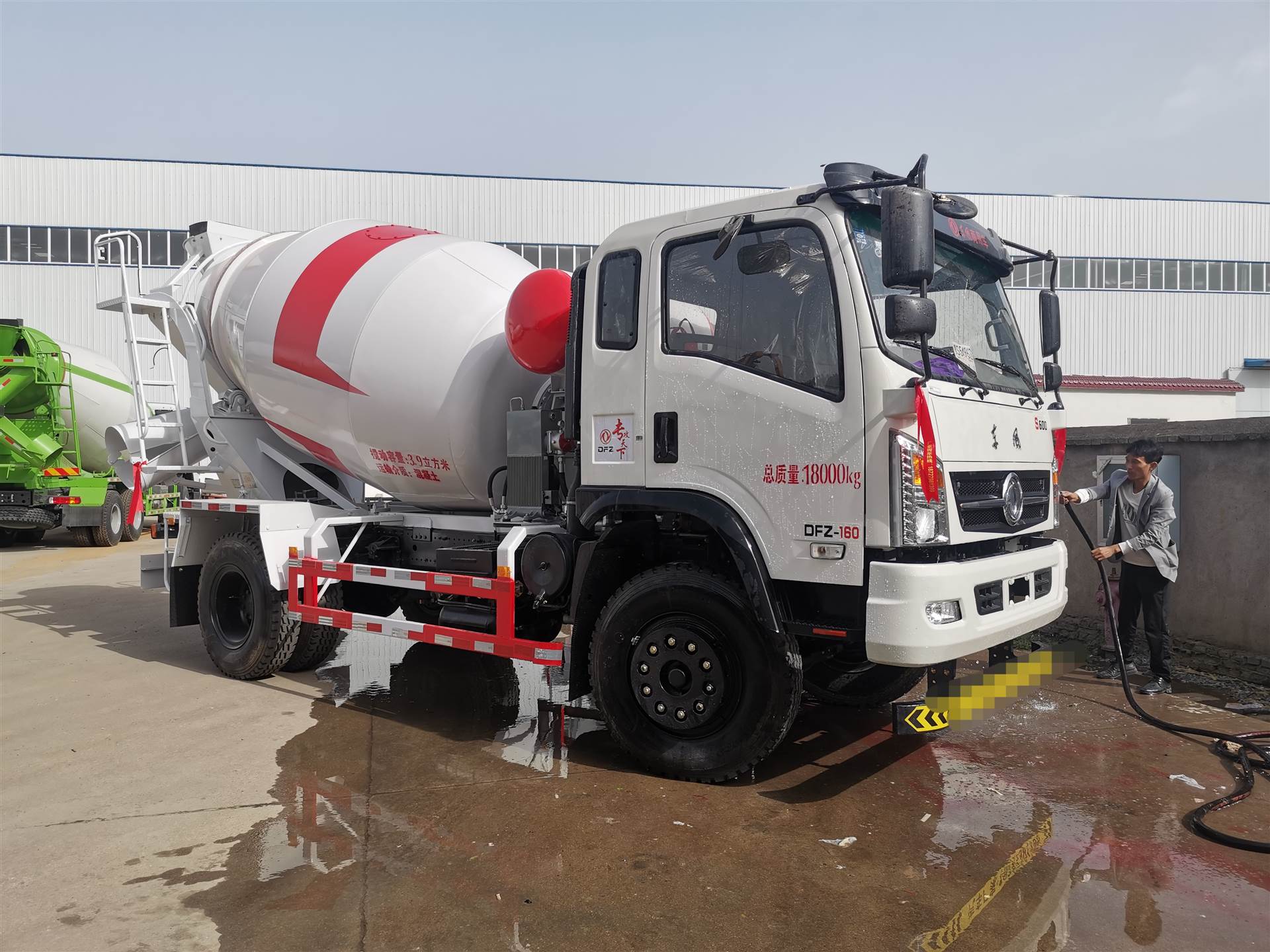 买轻量化三桥10方搅拌车价格一览表