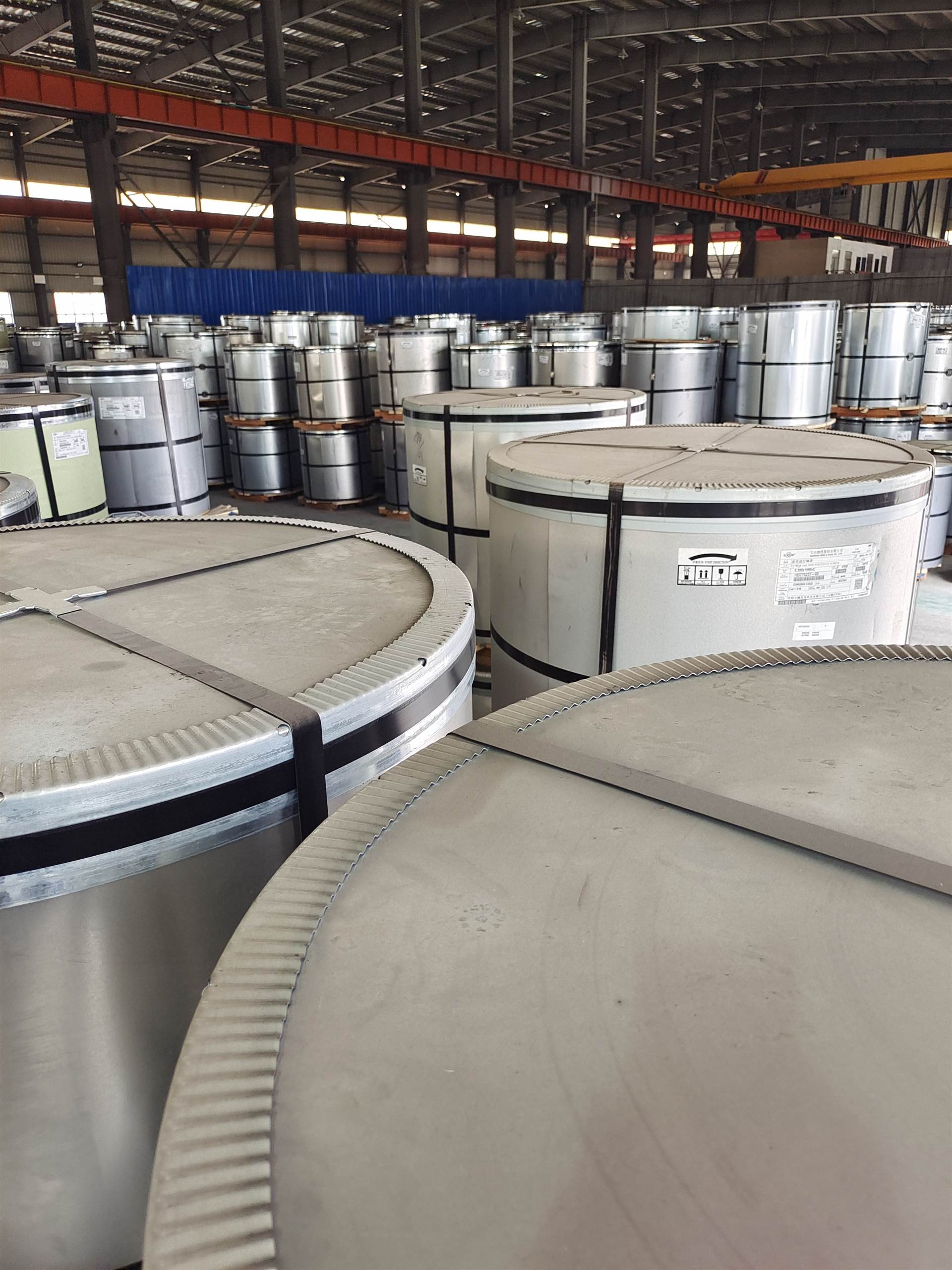 宝钢彩涂板tdc51dzm绯红的保持性和抗紫外线性能