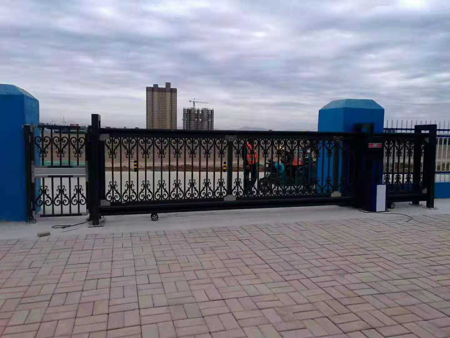 泰安伸缩门厂家泰安工地伸缩门维修电动推拉门