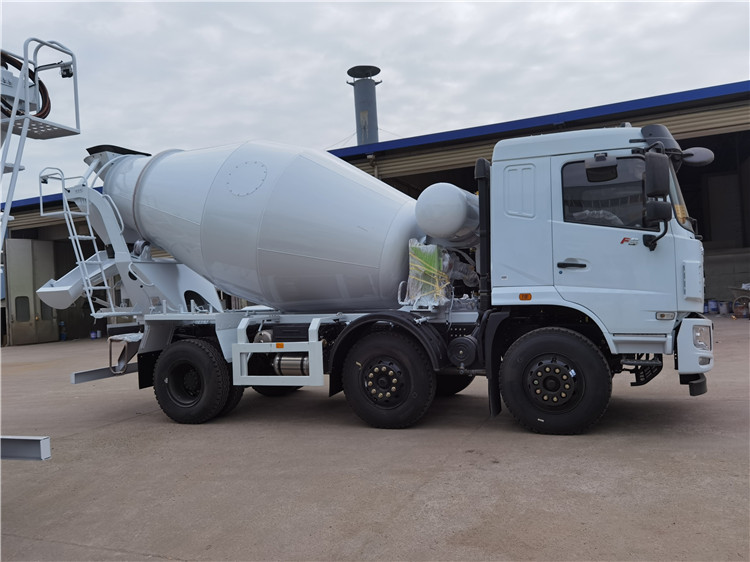 东风85方水泥搅拌车生产基地