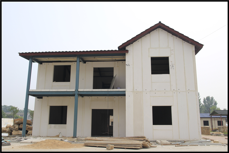 alc屋 面 板施工时,严禁在屋面板上超荷载施工