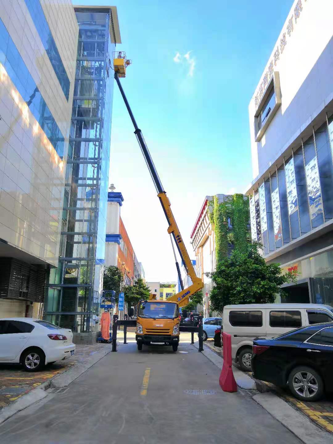 粤力设备租赁有限公司出租高空车,吊车,升降平台,登高作业车,整个广东