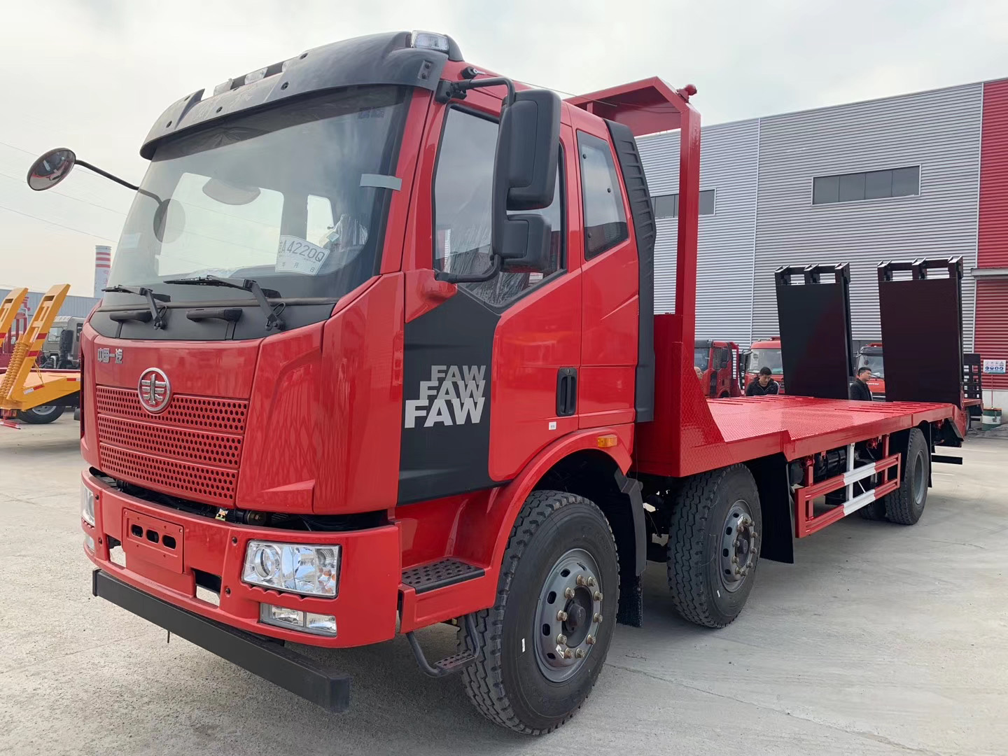 程力平板车厂家解放小三轴平板运输车重磅来袭,小三轴(三桥车型)解放