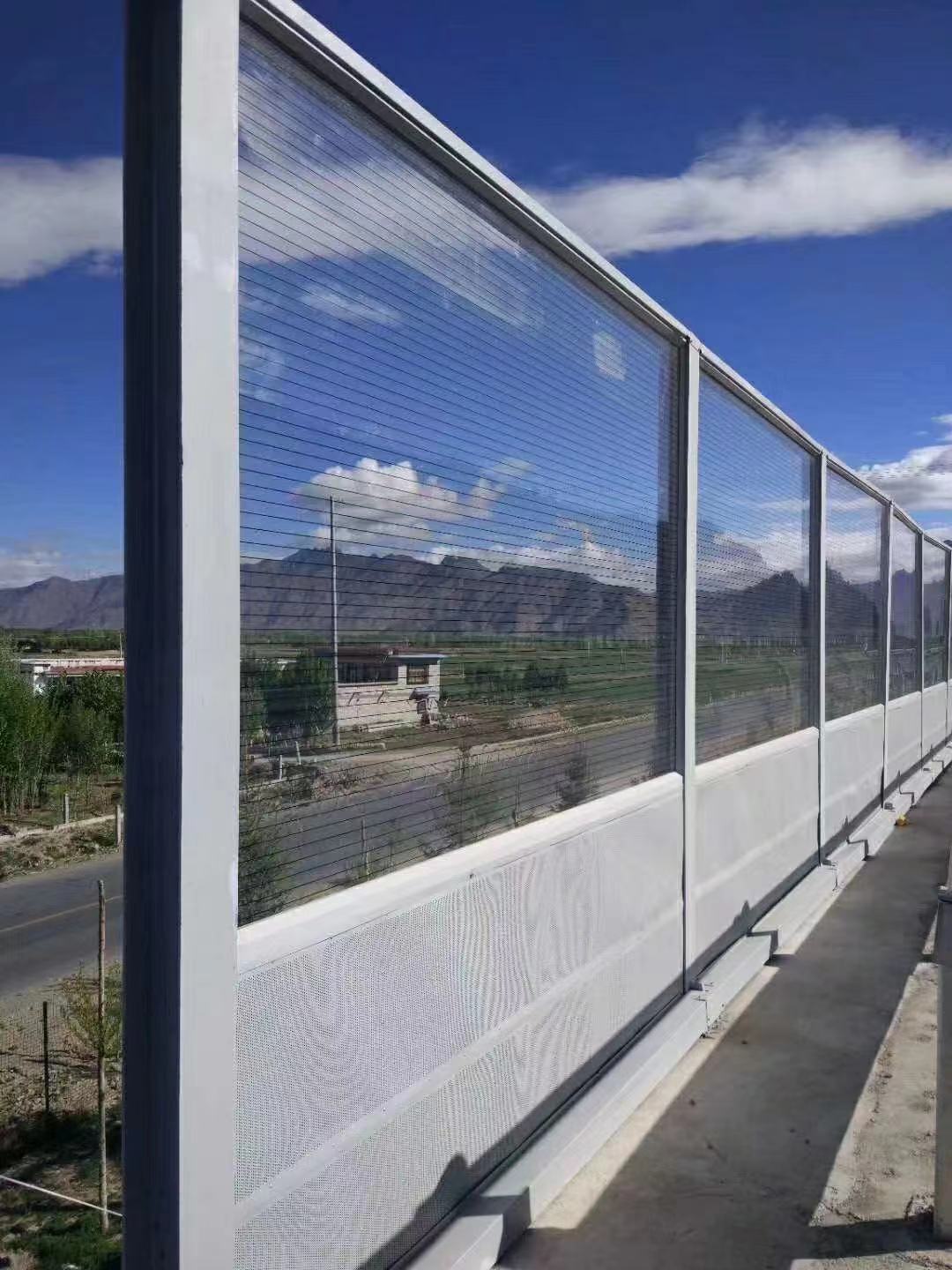 高架桥声屏障 高架桥透明隔声屏障 耐腐抗静电防火隔音屏障-搜了网