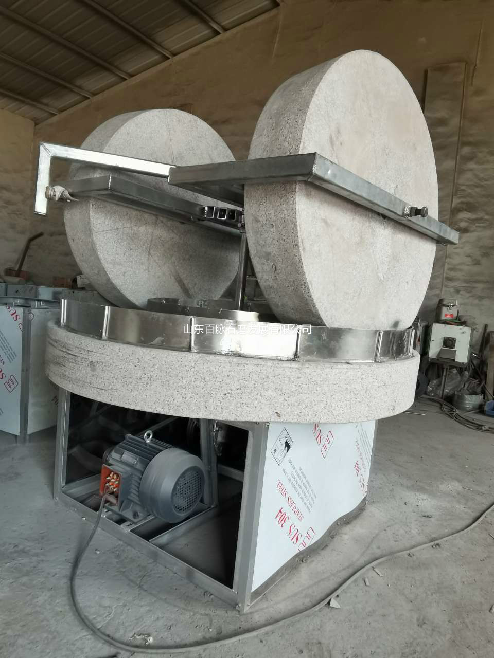 新闻资讯 大型二轴电动石碾子试机成功  中医碾药用的工具,由铁制的碾