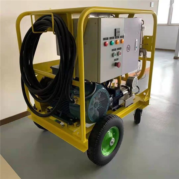 混凝土墙面拉毛后,可用水泥膏或瓷砖胶直接铺贴,降低材料消耗,工料