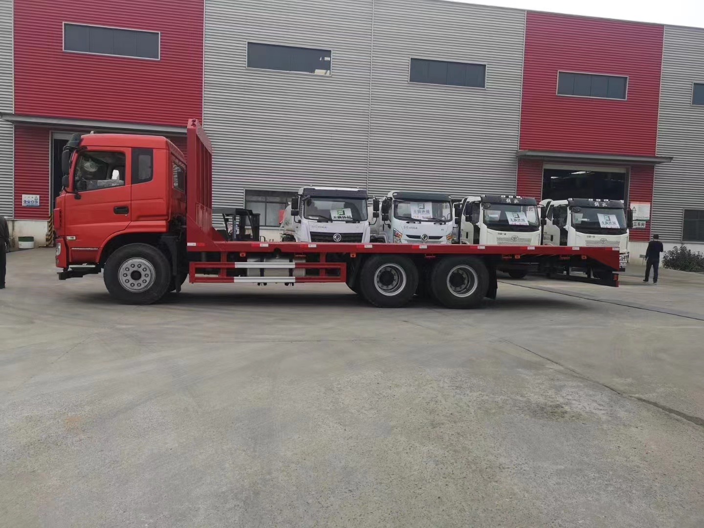 大运后八轮平板运输车价格 程力平板运输车厂家 装载机运输车