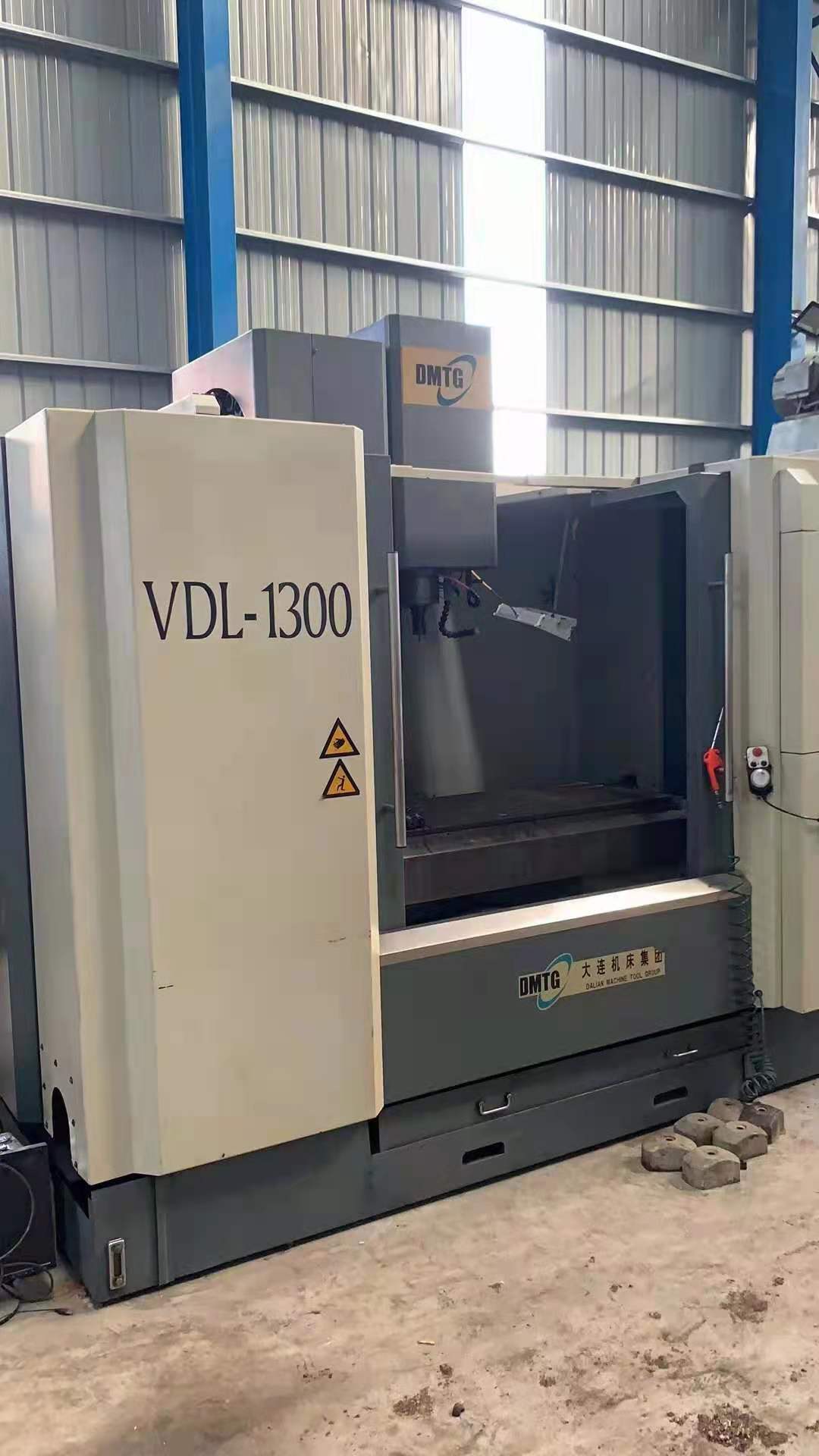 机械厂急售二手大连vdl1300立式加工中心