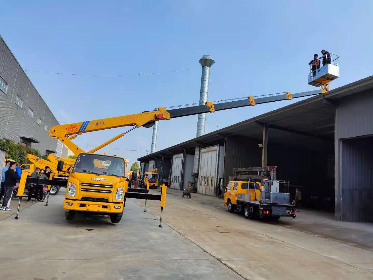 广西贵港高空作业车23米高空安装广告作业直臂