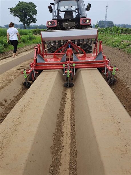 开沟机厂家批发大葱开沟机视频两沟开沟机报价