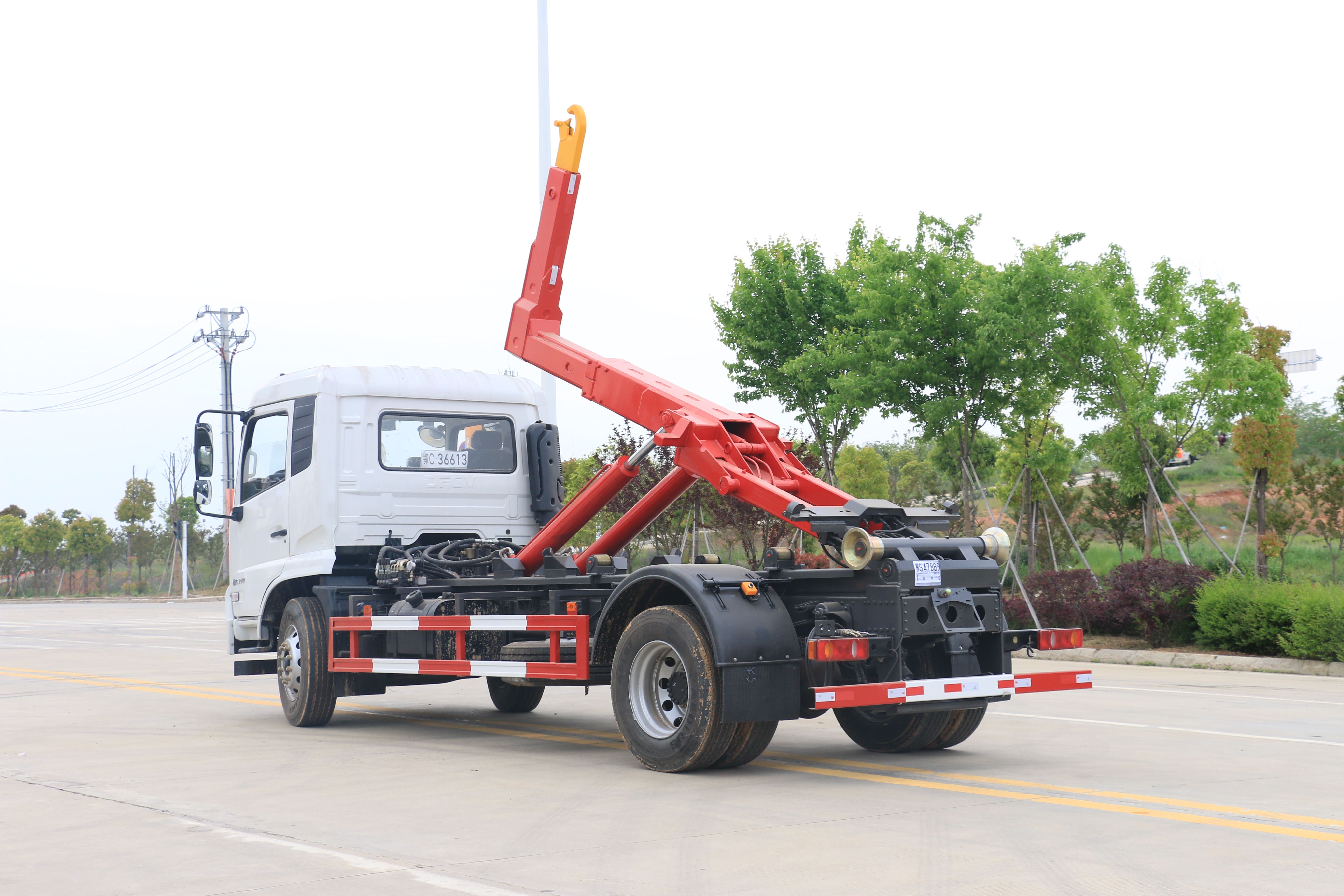 车厢可卸式垃圾车采用全封闭式垃圾箱,并可被吊装