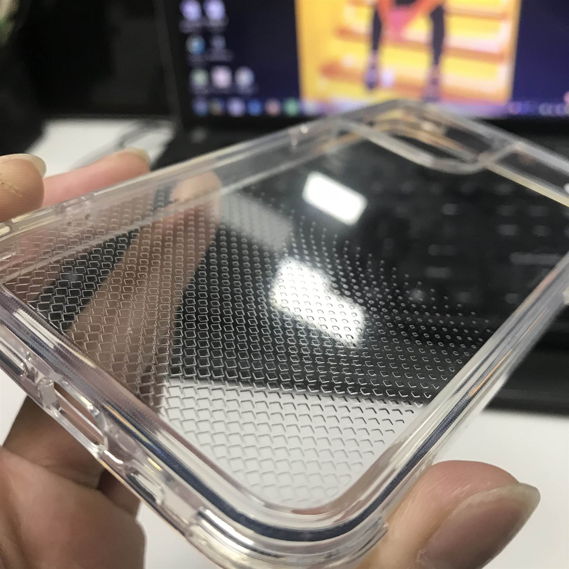 东莞健鸿玻璃图案蚀刻玻璃蚀刻手机玻璃钢化壳图案蚀刻定制