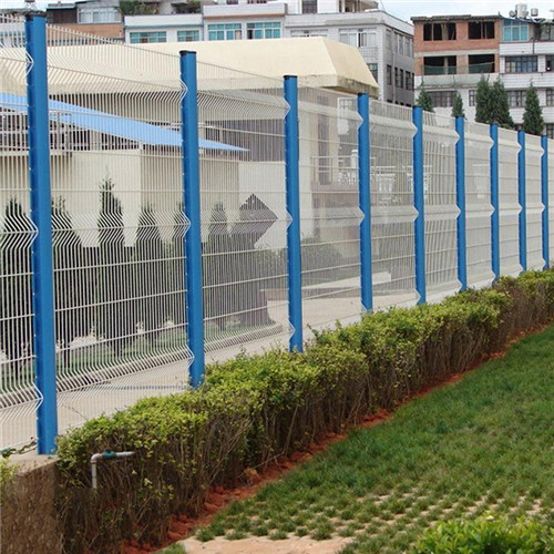 折弯型护栏网 桃型柱围栏网加工定做