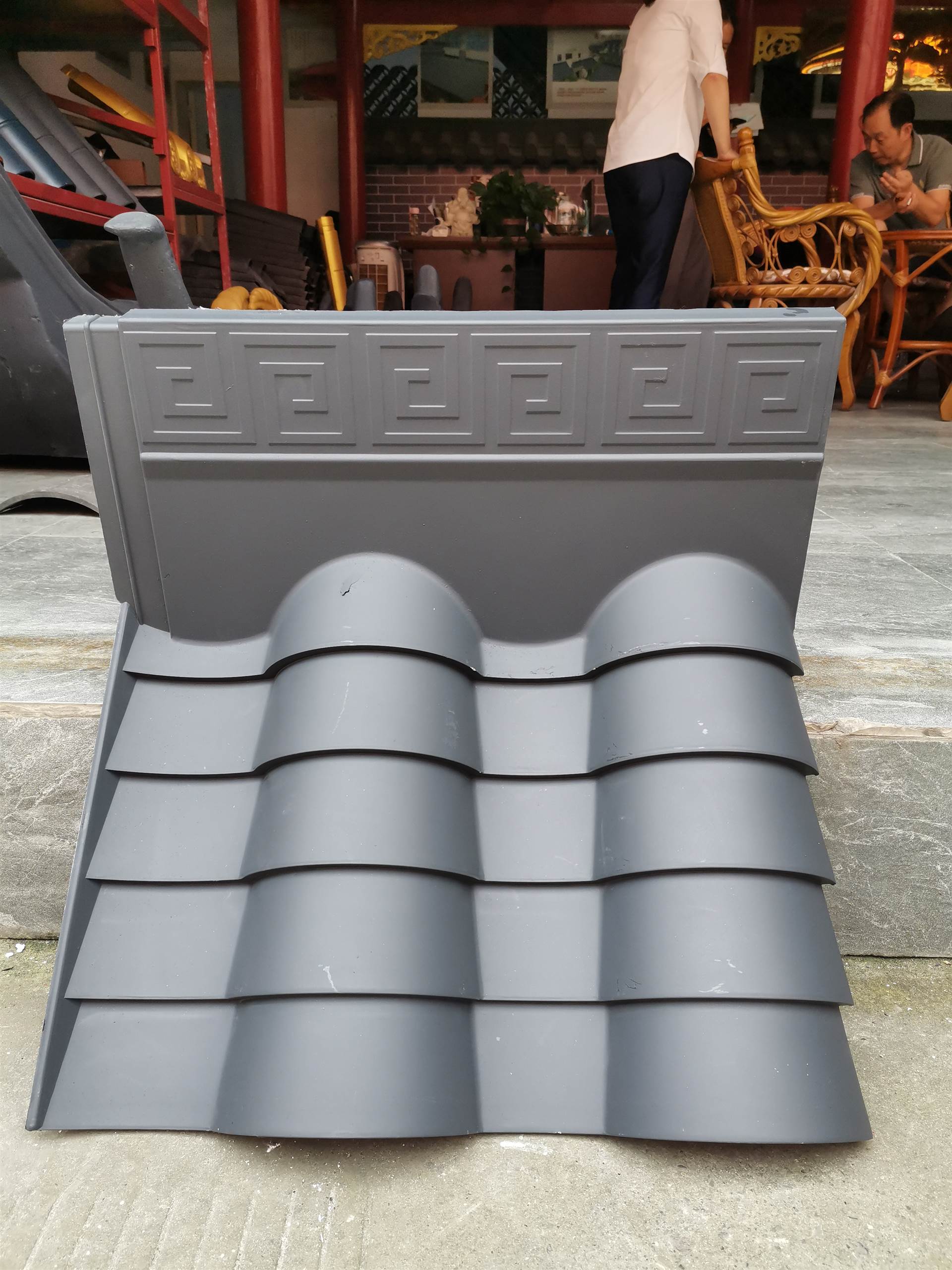 尚典建材仿古瓦的优势是有多种规格,可以用于室内屋檐装饰,室外门头