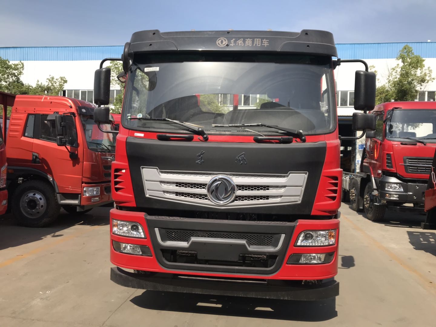 东风d17平板运输车玉柴180马力挖机平板运输车