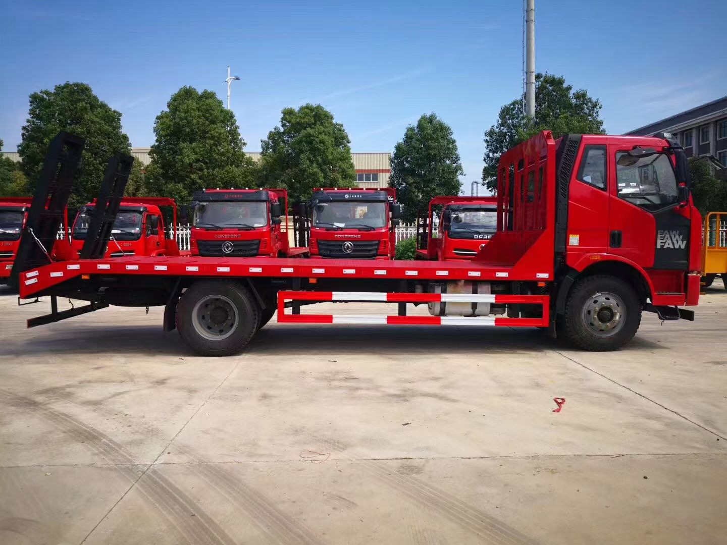 国六解放j6单桥平板车拉15吨挖机平板车图片