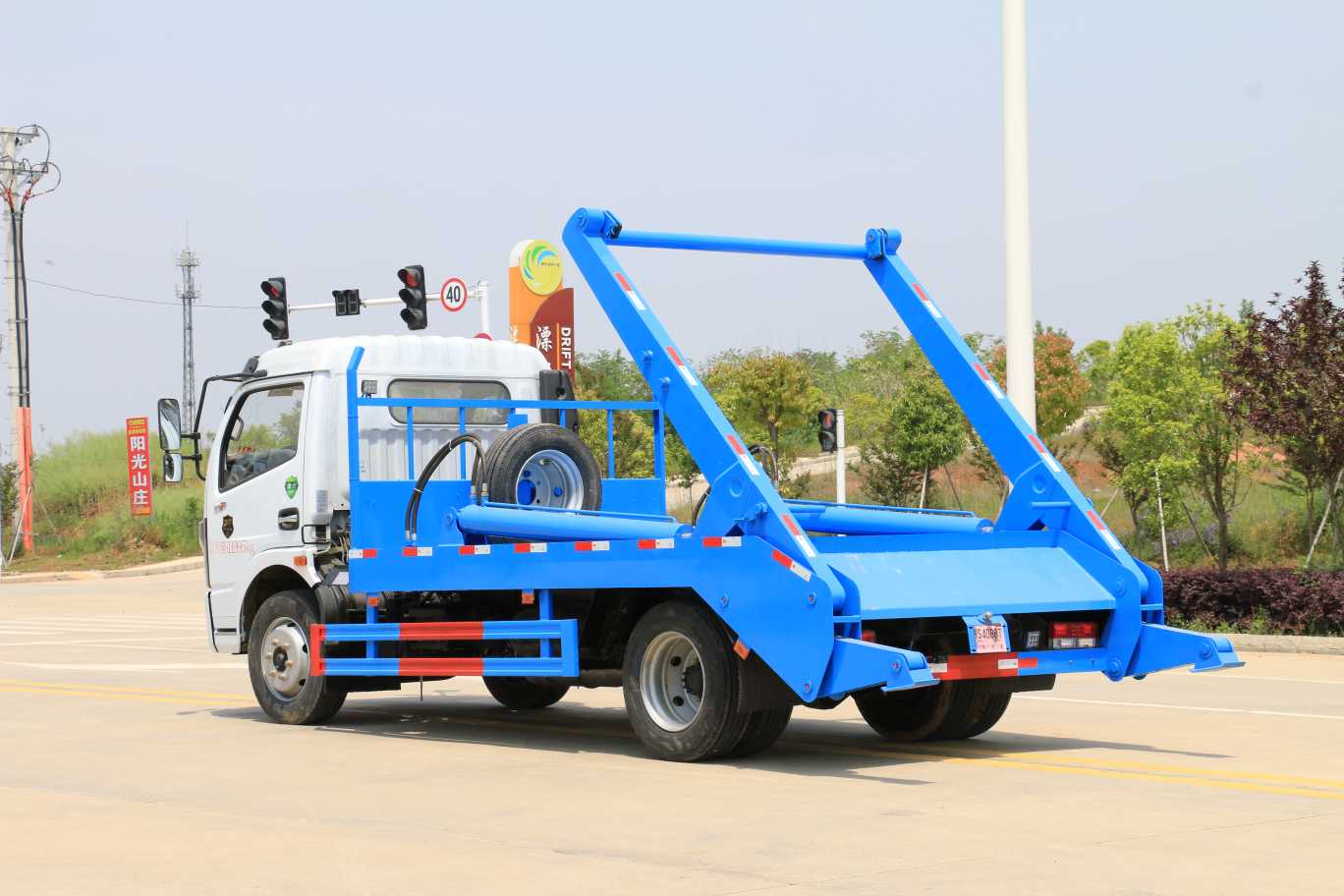 8方东风国六大多利卡摆臂垃圾车生活垃圾中转站