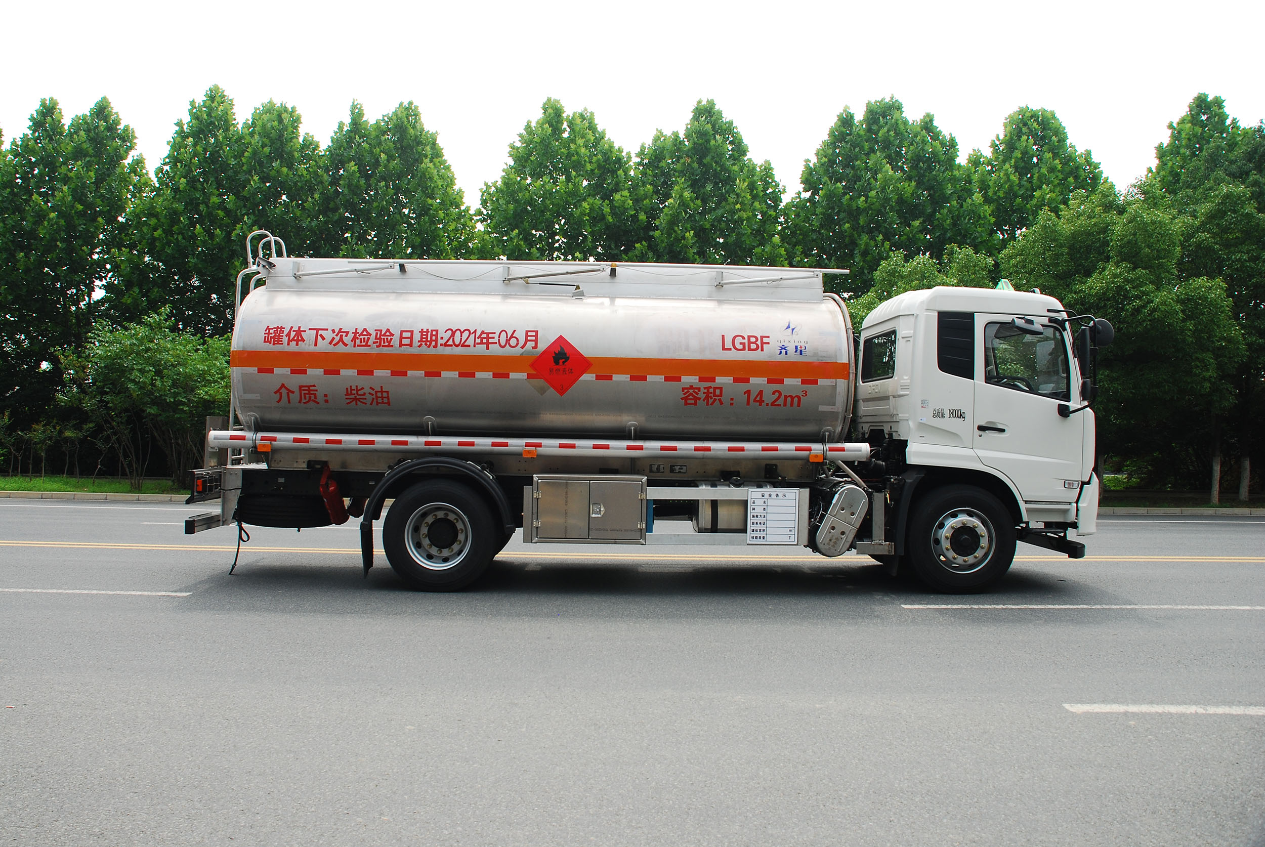 楚胜制造10吨油罐车