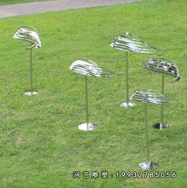 草坪不锈钢镜面鱼雕塑