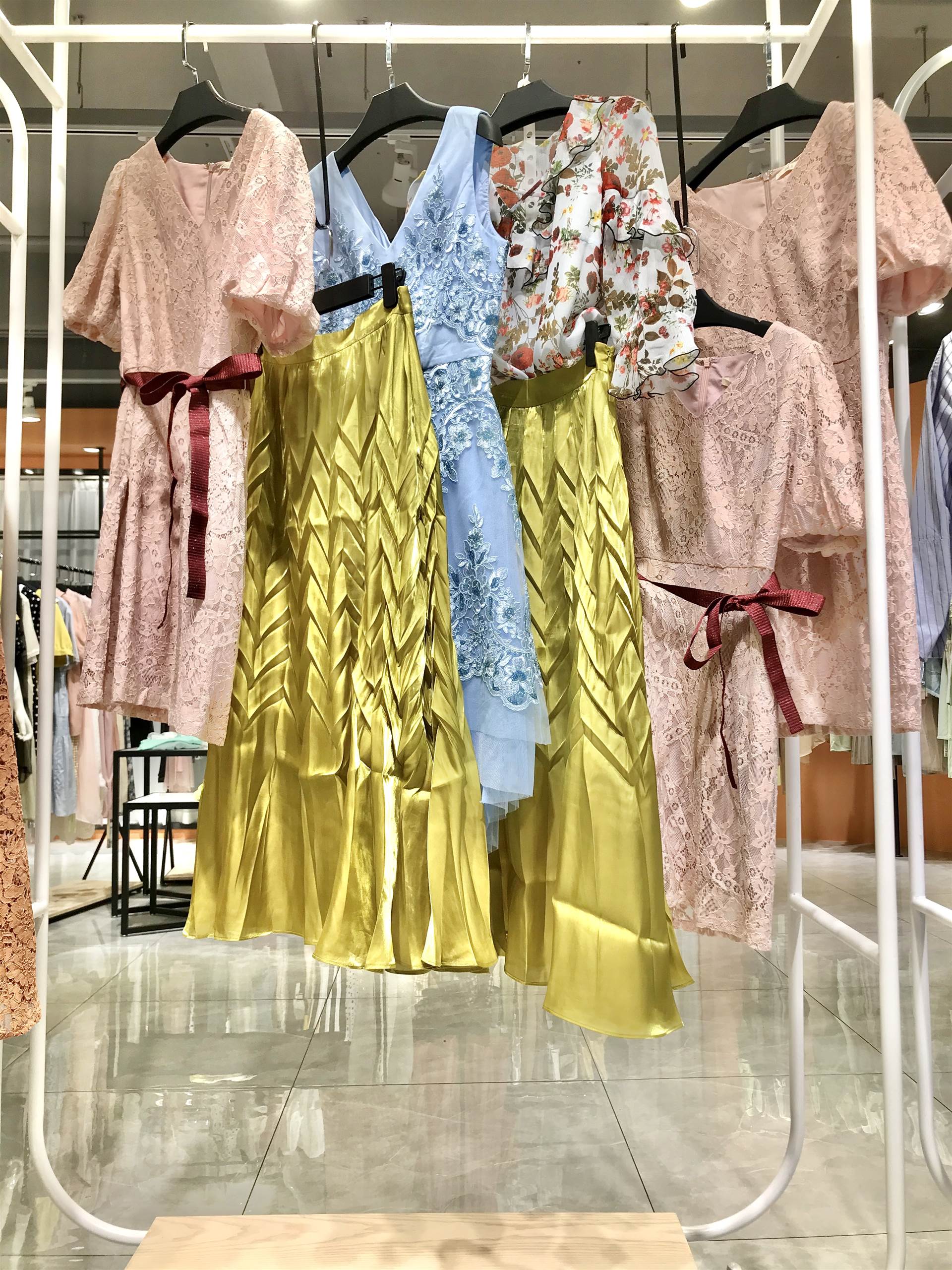 慕拉21年撤柜女装厂家一手品牌货源批发