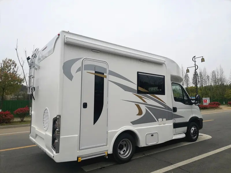 国六30t后开门依维柯欧胜小额头c型房车