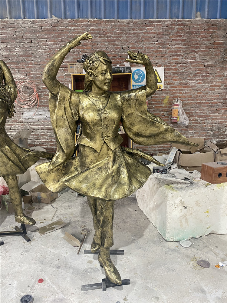 园林摘葡萄人物雕塑 新疆风俗人物雕塑 户外仿铜人物雕塑
