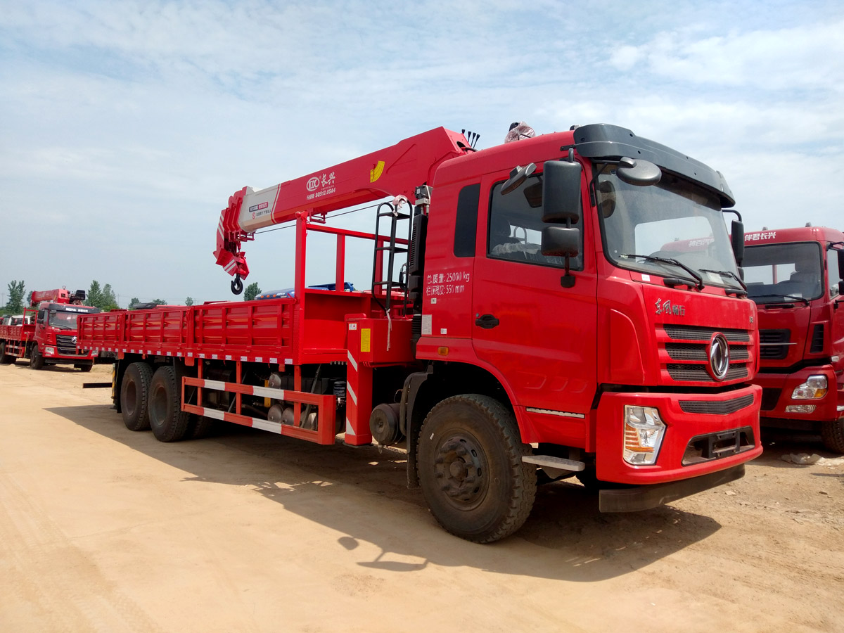 后八轮随车吊12吨270马力随车吊