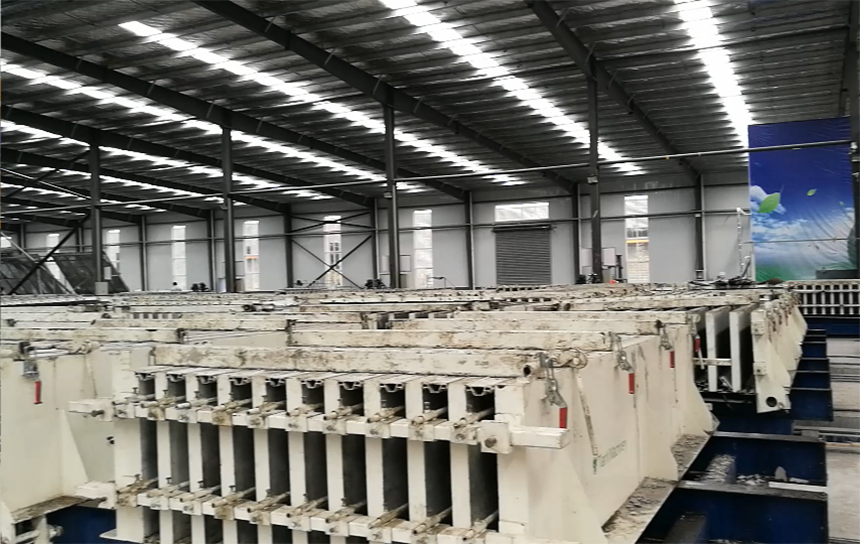 立模隔墙板是一种应用前景广阔的新型墙体材料,广泛