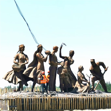 新疆少数民族人物雕塑