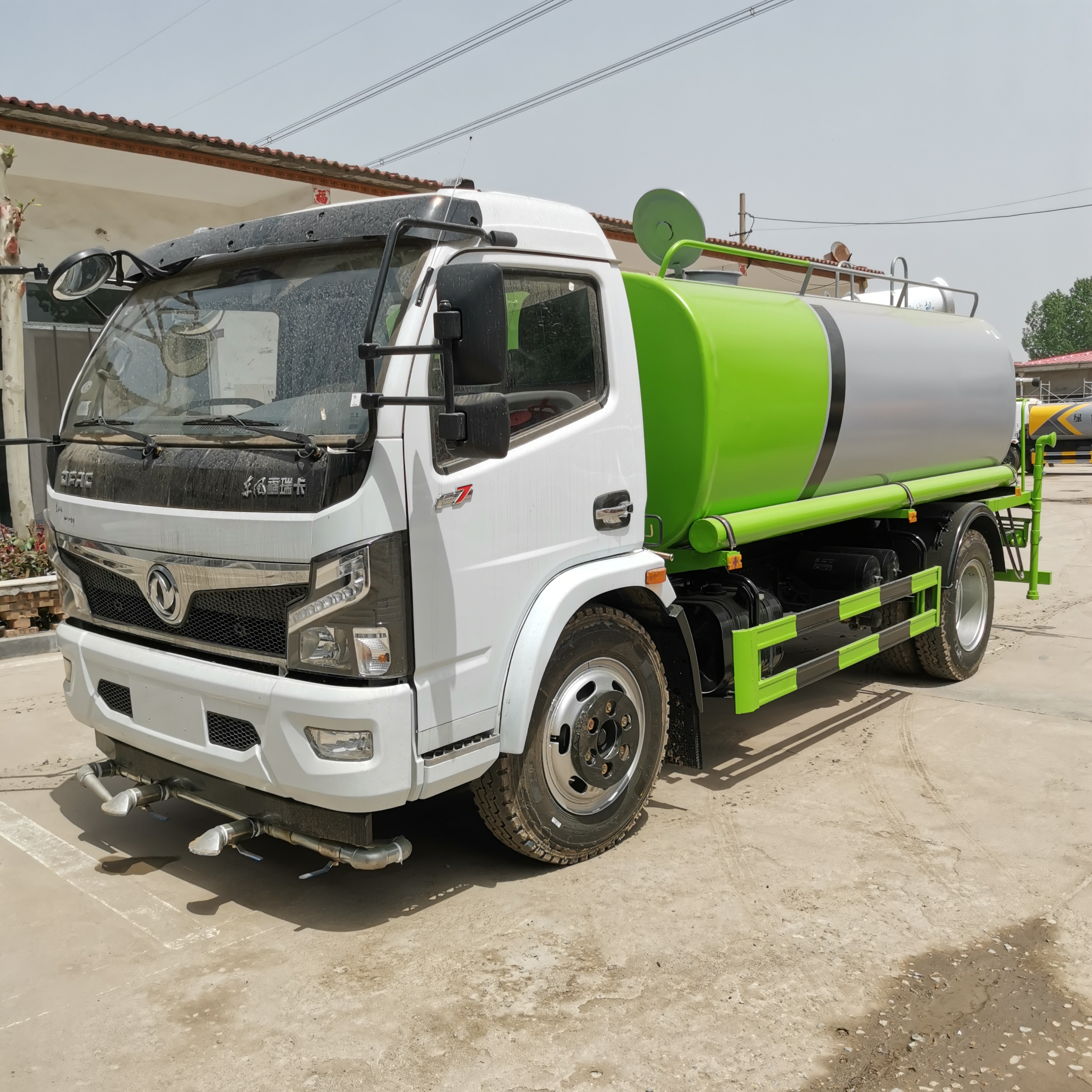 十吨洒水车矿山洒水车