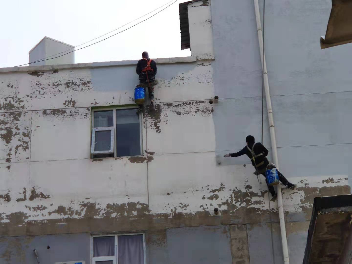 外墙刷涂料师傅外墙修补吊绳外墙粉刷公司