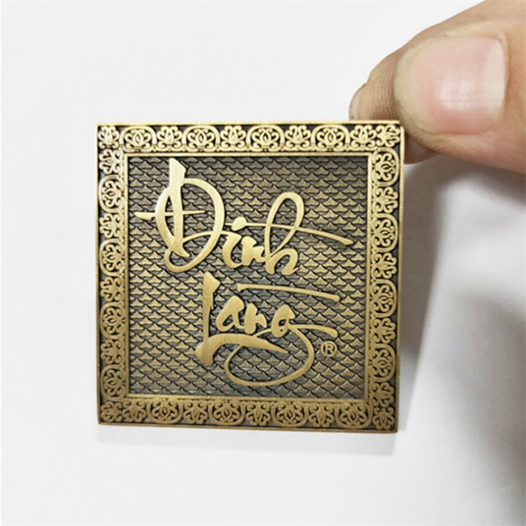 金属压铸电镀古铜标牌礼盒箱包门业家具标牌定制logo