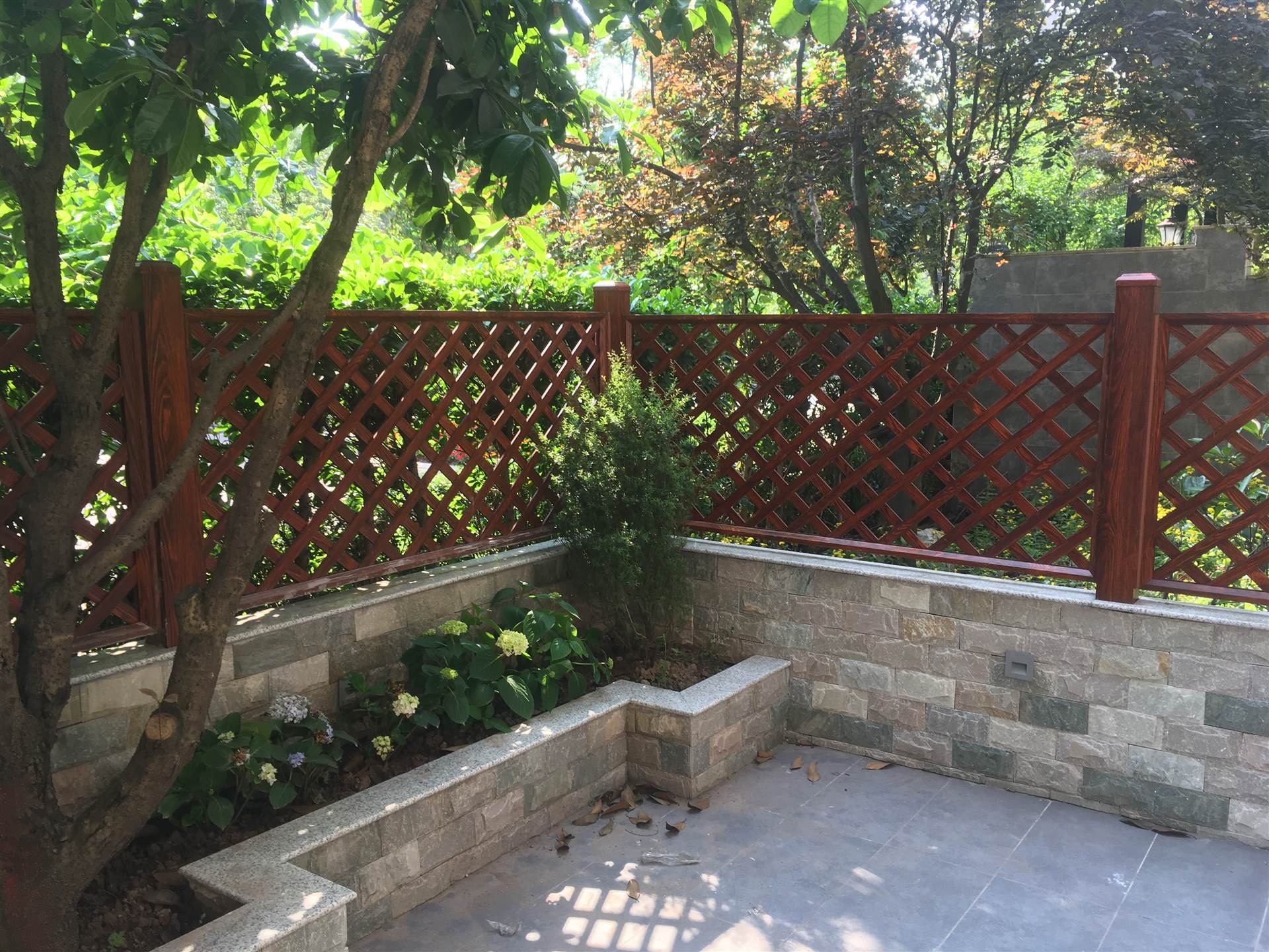 别墅花园仿木色菱形格，防腐木色铝合金菱形格，景观装饰菱形格围栏缩略图