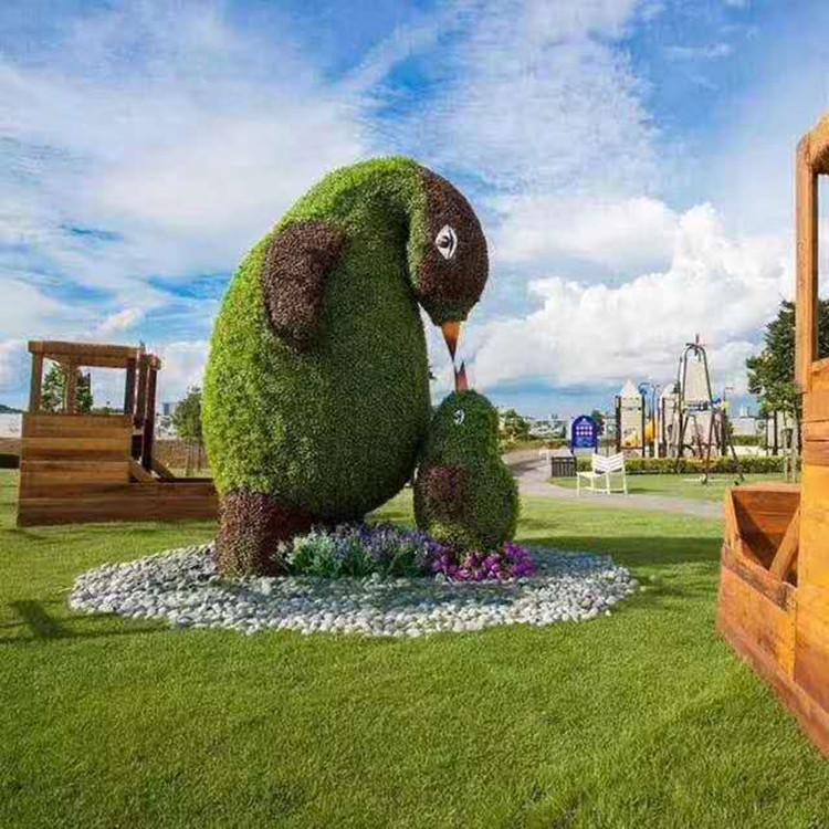 企鹅动物绿雕造型制作精美价格低