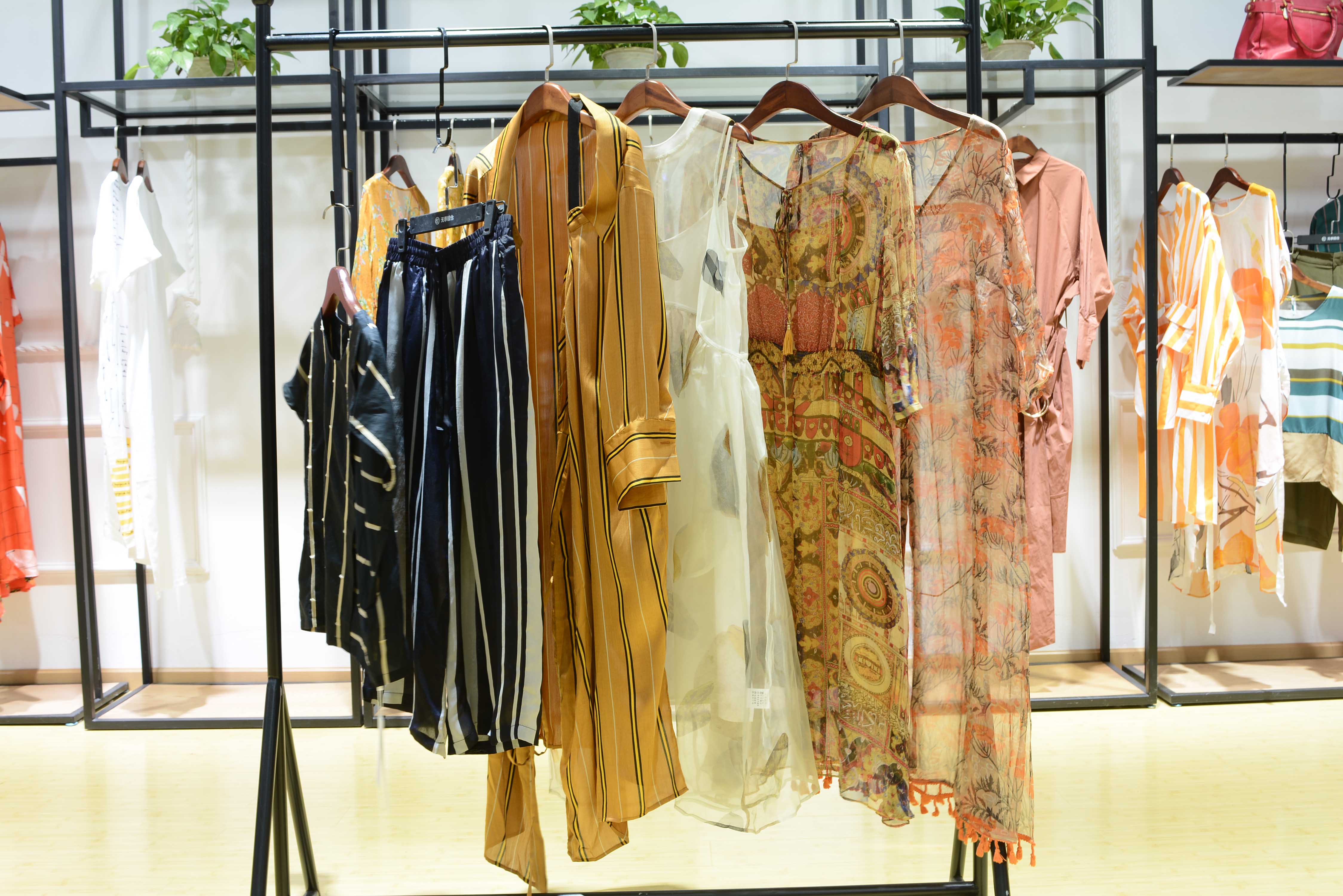 艾米拉品牌折扣女装尾货清仓海贝库存剪标服装货源