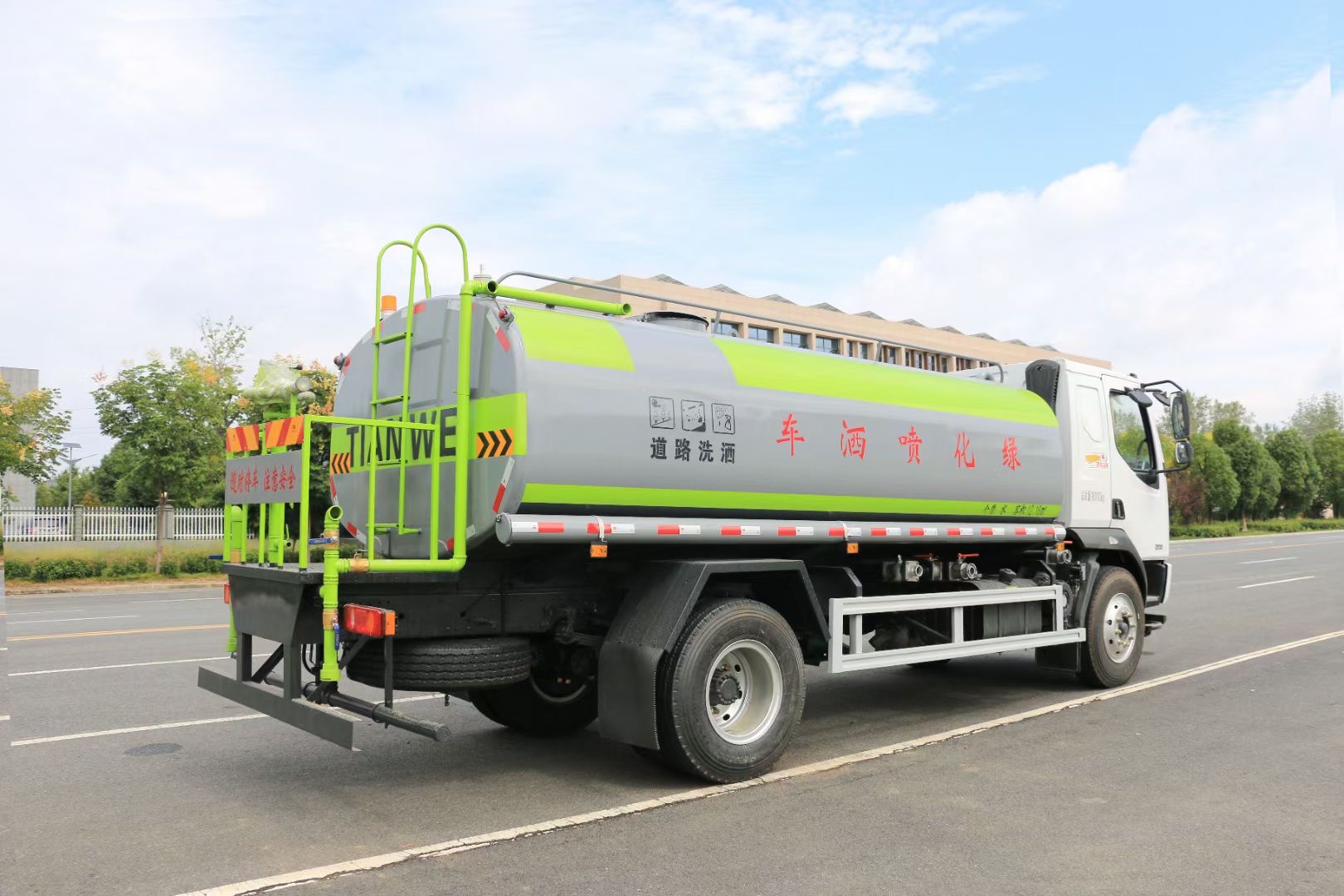 柳汽15方洒水车 园林绿化工地降尘 2成首付 送车到家