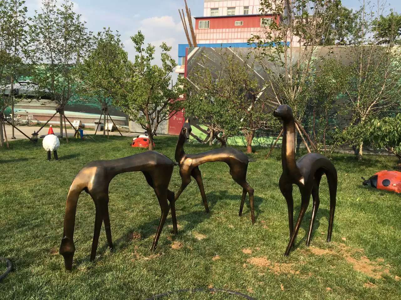 河北灵鑫园林雕塑工程有限公司 医院雕塑 >鹿群动物铜雕