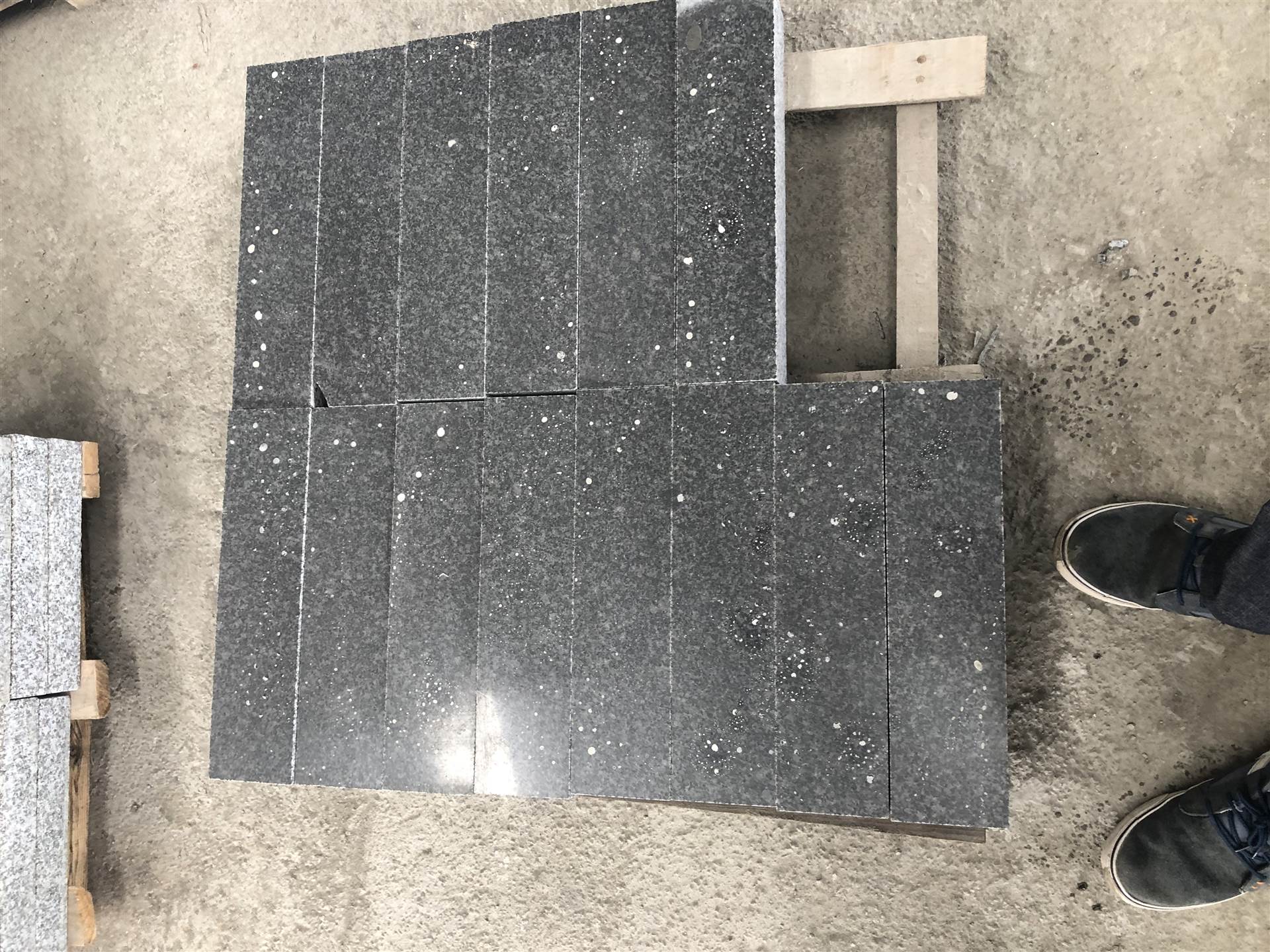 4分芝麻黑火烧板价格