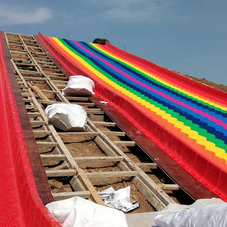 网红七彩滑道彩色滑梯儿童成人喜欢玩的彩虹滑道