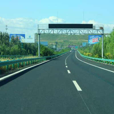 公路省道防撞护栏板 学校沿街场地 工地施工屏障锌钢