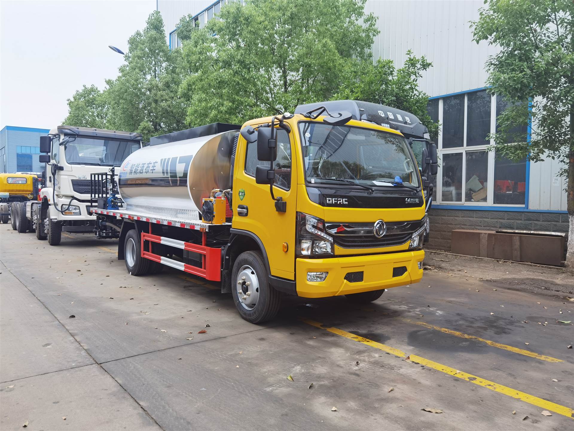 东风凯普特6方智能沥青洒布车视频