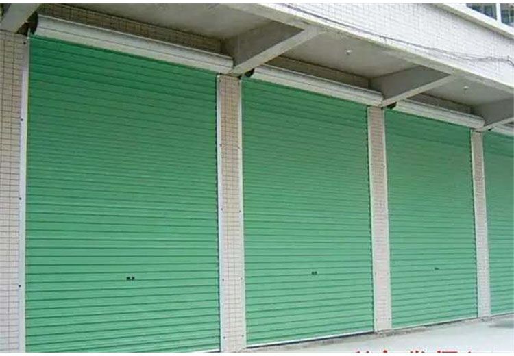 电动卷帘门是以多关节活动的门片串联在一起,起动由电动机组带动,卷帘