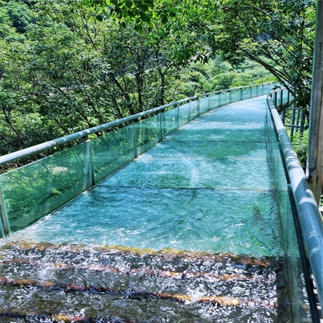 水帘峡玻璃栈道图片