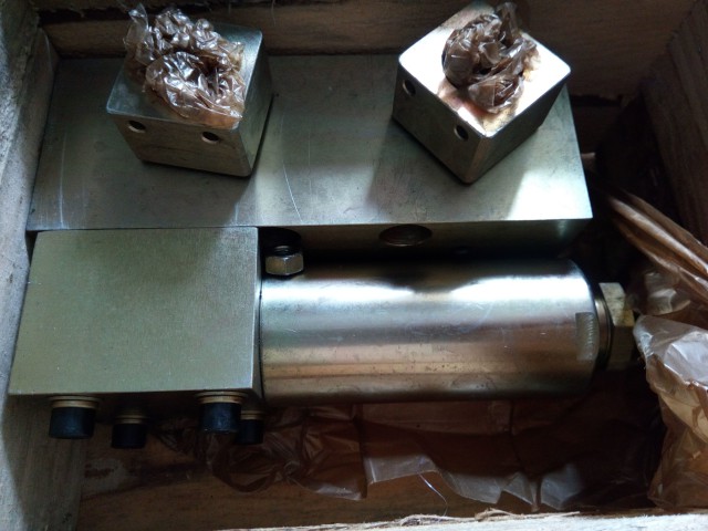 乳化液泵卸载阀维修图片