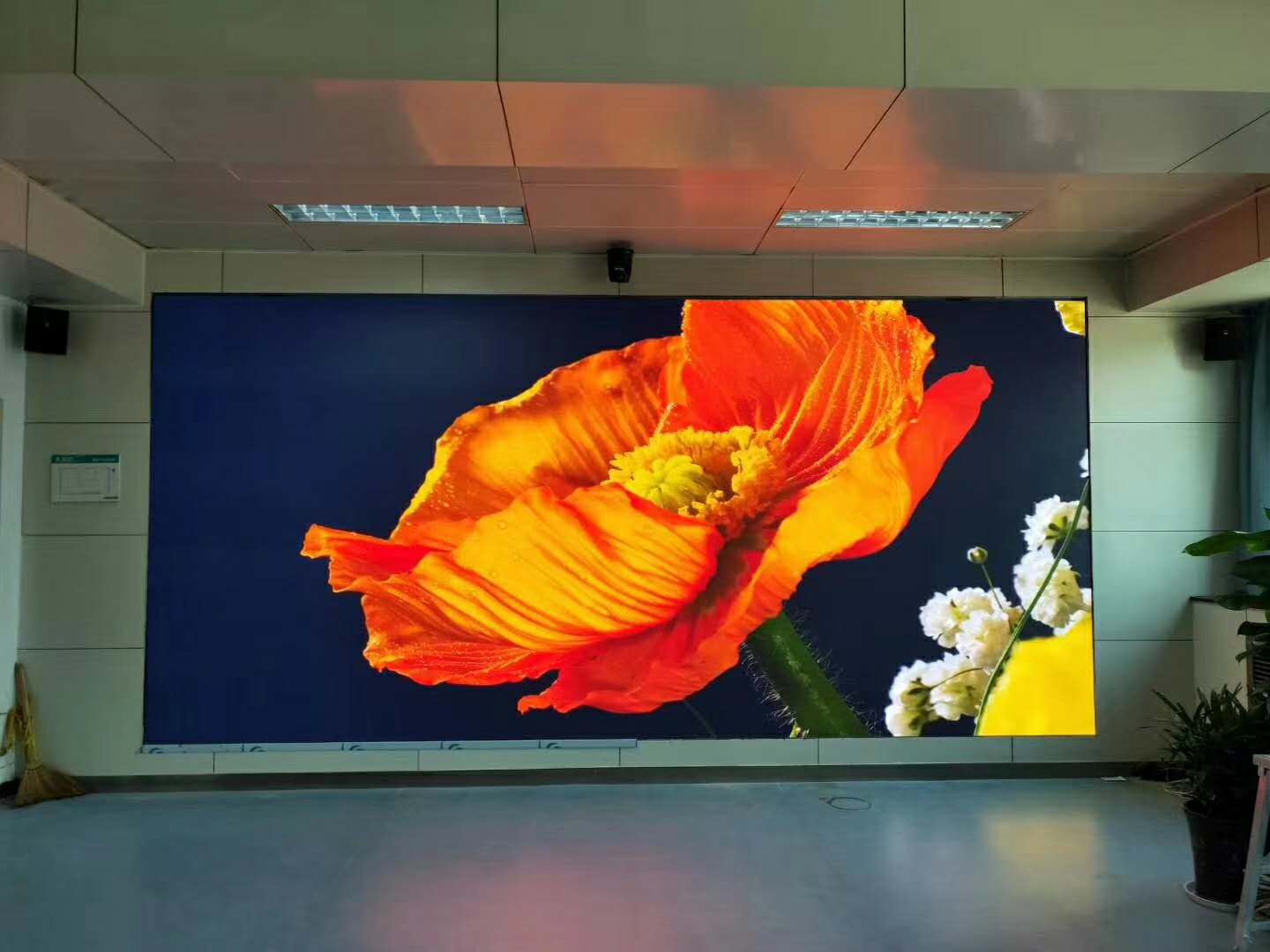 音乐餐厅背景墙安装室内p2全彩高清显示屏效果好清晰度高