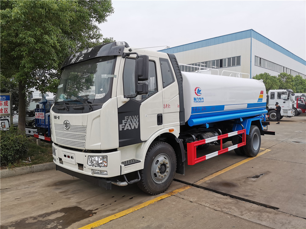 190马力解放j6l洒水车