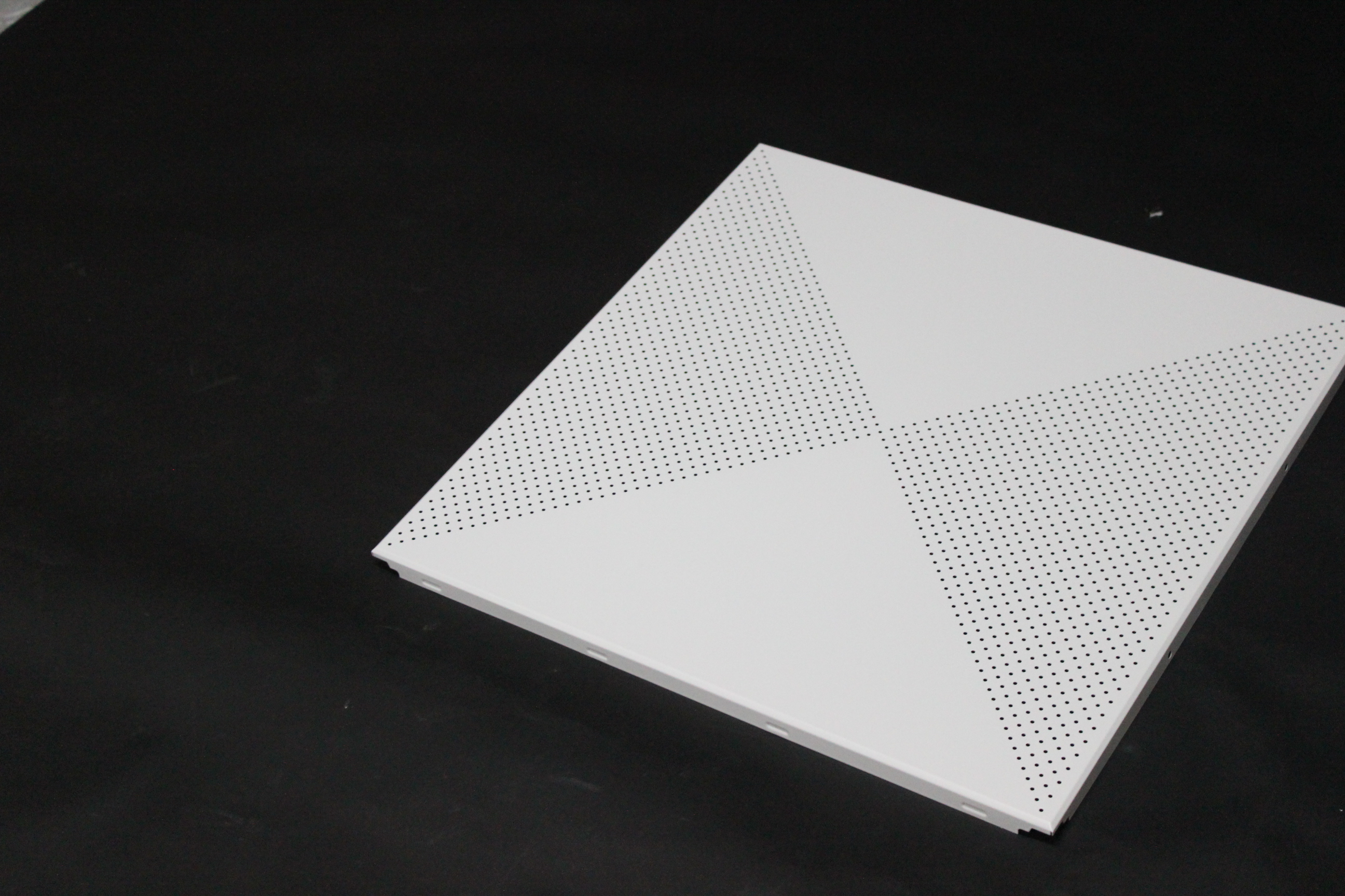 常规平面铝扣板工程对角孔铝扣板微孔白色铝扣板天花吊顶