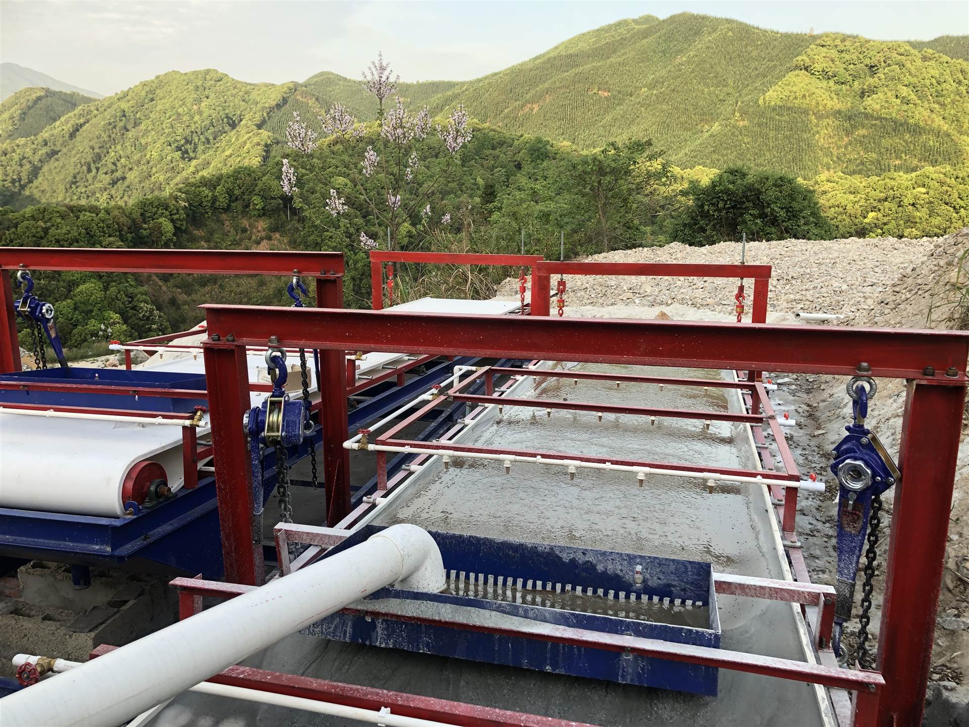 选矿毛毯机 毛毯机选尾矿 悬振选矿机 尾矿重选毛毯机械